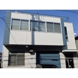 築３０年以上、鉄骨造のビルです。工務店様からご依頼を頂きました。
古びた外観を整えるため、外壁を塗装しました。窓廻りはシーリングを打替え、手すり、階段などは錆止めシリコン塗装を施しました。屋上は、ウレタンゴム防水で仕上げました。