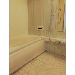 お客様とご相談させていただき、イメージ通りのご提案が出来るよう努力しました。
バスルームは、ＴＯＴＯのマンションリモデルタイプＷＧシリーズＤタイプです。
アクセントパネルは、ストリッシュブルーをチョイス！若いご夫婦のセンスの良さを感じました。
ほか、トイレ、洗面化粧台、クロス、フローリング貼替え、和室リフォームなどなど、全体的に品良く綺麗に仕上がりました。