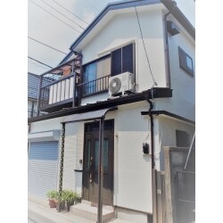 「家が古くなったので、リフォームを。」というお客様からのご依頼です。
イメージが固まっていないとの事で、どの程度メンテナンスしたいか、ご予算など、ご相談させていただきました。
外壁は塗装に。屋根は老朽化が酷く、葺き替え工事へ。内装はキッチン&リビング、浴室のリフォームなど、
お客様のご要望に沿ったリフォームとなりました。