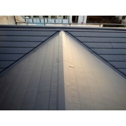 築30年の住宅屋根工事です。
かなり老朽化が進んでいました。
既存の屋根の上に、屋根材を施工する「カバー工法」になりました。
廃材が最小限になりますので、コストも抑えられます。
耐久性能に優れた金属性の屋根材を使用しました。