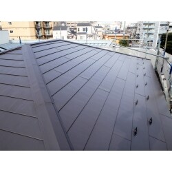 築30年以上の住宅屋根工事です。
以前、メンテナンスをされたご経験はあるという事ですが、今回、雨漏りが発生し屋根の修繕工事となりました。
今回の工事は、既存の屋根の上に、屋根材を施工する「カバー工法」となりました。
廃材が最小限になり、コストも抑えられます。
既存の屋根の上には、耐久性能に優れた金属性の屋根材を使用。雨樋も架け替えました。