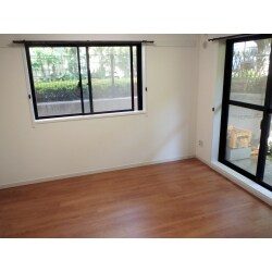 築24年のマンションリフォームです。全体のバランスを見ながら部位別のリフォームとなりました。
和室にあるお仏壇を置く為、専用スペースをオリジナルで造作させていただきました。
収納スペースと素材を統一し一体感が生まれ清潔感のある使い勝手の良いスペースに生まれ変わりました。