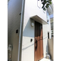 築40年以上の戸建てのフルリフォームです。
道幅が狭いので新築を新たに建てるのが難しい為、フルリフォームをすることに。
全て取っ払い、柱だけを残し、耐震性能を高めるため補強し、外壁、屋根、内装まで全てが新築のように生まれ変わりました。