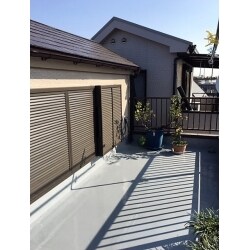 築30年以上の戸建て住宅です。3階の窓のサッシ部分から雨漏りしている様子、長年苦しんできたという施主様。
一日も早く雨漏り箇所を直さないと憂鬱な生活を送らなければなりません。
そこで、窓の位置を10センチ上げるご提案です。簡単ではありませんが確実に雨漏りを防ぐことができます。
他、バルコニー床をウレタン防水加工、屋根の棟部分の交換、屋根の塗装など、部分的に気になる箇所を直す工事となりました。