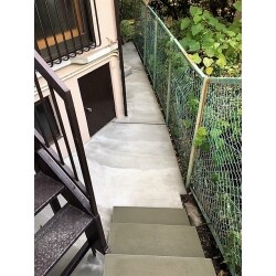 崖のそばにある戸建てです。状態はかなり深刻で、沈没、ひび割れが見られたので、土間のコンクリートを打ち直しました。