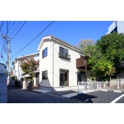築50年以上の戸建てを、2世帯住宅へ！完全スケルトンリフォームです。
柱以外はほぼ撤去し一からの工事となりました。外観も内装もすべて新しくなりとても喜んで頂けました。
外構工事もさせて頂き、ガーデニングスペースや駐車場などバランスよく仕上がりました。