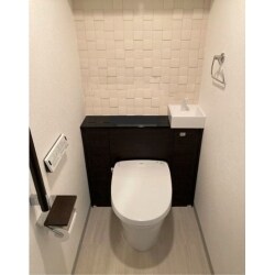 気になるにおいも脱臭、お手入れも簡単なエコカラットを使ったトイレです。
トイレ空間がすっきりするキャビネット付きトイレです。