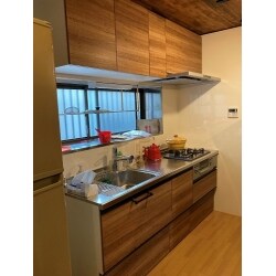 築30年以上のお宅です。
古くなったキッチンのリフォームをご希望でした。
クリナップキッチン　ラクエラ　コンフォートシリーズ　色はカフェウッドブレンドです。
スライド収納になり収納力がアップしました。
天井は木目柄のクロスを貼りました。お客様のこだわりの山小屋風です。