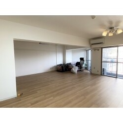 築30年のマンションです。
浴室、洗面所、トイレ、リビング、洋室をリフォームしました。
