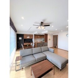 中古マンションをご購入され、入居前にクロス、フローリング、水廻り、建具を全面リフォームしました。
照明やアクセントタイルなどトータルにコーディネートをご提案させていただきました。
