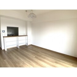 築２０年のマンションです。
設備の古くなったキッチン、浴室と洗面所の交換をしました。また、クロスとフローリングを貼り換えました。リビング横の和室を洋室にするリフォームをしました。