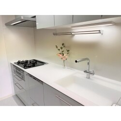 絨毯張りのマンションの床を、全面フローリングにしたいというご要望でした。キッチンと洗面化粧台の交換も同時にご依頼いただき、以前済まされていたユニットバスとトイレ以外は、建具や小さい収納の扉など、気になっている部分の交換なども行いました。フローリングはマンションの規約に沿って、LL40を使用しました。