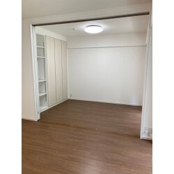 中古マンションを購入され、入居前のリフォームを行いました。リビングと隣りあってる部屋の壁を取り、リビングを広く使えるようにしました。お子様の成長に合わせて部屋を仕切れる間仕切り扉を付けました。使い勝手が便利な可動の収納棚を設置し収納力が増えました。システムキッチンは一部の設備を交換し、キッチン収納は新たにクリナップ・ラクエラの収納を設置しました。
