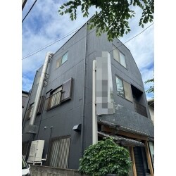はじめは屋上の排水管が壊れた事をきっかけに、どうせ足場を建てるなら外壁塗装もしたい、防水もしたい、玄関ドアも取替えたいと色々出てきて、工事に至りました。外壁の仕上がりの色は大変気に入っていただき、お店のお客様からは新築みたいと言われたとお喜びの声をいただきました。