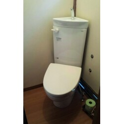 築６０年の、狭い和式トイレを洋式トイレへリフォームしました。
【TOTO　コンパクトリモデル便器　コーナータイプ　暖房便座】を使用しました。