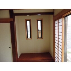 床の間にサッシを取り付けたことによって、採光面積が取れ部屋が明るくなりました。