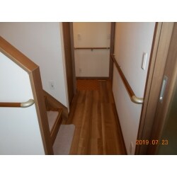 高齢者の歩行補助のために廊下とトイレに手すりを設置しました。
（延長12m)