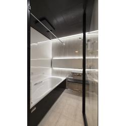 タカラスタンダードのショールーム展示品「グランスパ」を設置し、ホテルのようなラグジュアリーなバスルームが完成しました。

ブラックの天井が空間を引き締め、柔らかな間接照明が壁の質感を豊かに浮かび上がらせます。ガラス張りのドアが、さらに開放的でモダンな印象をプラス。

憧れのハイグレードバスルームを、展示品ならではの価格で実現。デザイン性と機能性を両立した、理想の癒やし空間です。