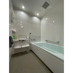 浴室の主役は、爽やかなミントグリーンの浴槽。視覚的なリラックス効果はもちろん、浴室全体をパッと明るい印象にしてくれます。ホワイトの壁パネルとのコントラストで、毎朝・毎晩の入浴が楽しみになる空間に仕上げました。