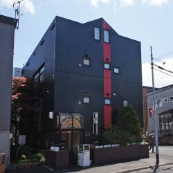 ３階建て住宅の背の高さを生かし、スッキリとしたブラックのスパンサイディングを採用しました。
ワンポイントにレッドの縦ラインを配したことで、より一層スタイリッシュな印象になりました。
