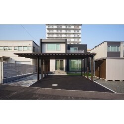 アプローチまで屋根が覆う間口延長タイプのカーポートを設置し、雨や雪の日でも快適に移動できるようプランしました。
大きなリビング窓の前にカーポートがを設置しても、家の中が暗くなってしまわないように採光タイプのカーポートを採用しました。