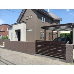 落ち着いた、重厚感のある色味で整えました。
住宅の外壁に木目が入っているので、跳ね上げ門扉とカーポートにも木目カラーを取り入れました。