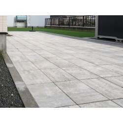 裏庭の敷地を二分割して計画した、人工芝とBBQスペース。
コンクリート平板2色を敷いたBBQスペースは子供用のビニールプールを広げたり、洗濯物を干すスペースにも活用できます。
広々とした人工芝スペースは、お子さんがのびのびと遊ぶことができるスペースとなりました。