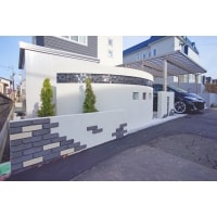 曲線的な塀と採光型カーポート