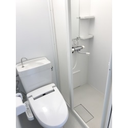 シャワーとトイレの間が扉で仕切られたタイプの2点ユニット。1人暮らしや学生さんにはとても好評です