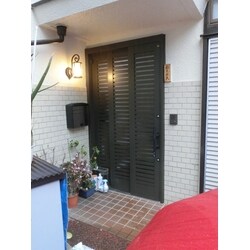 不便な玄関周りを、扉を交換して使いやすくしました。