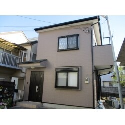 築１０年以上経過で屋根・外壁ともに経年劣化が見受けられました。屋根は日本ペイント(株)ファインＵＶベスト、外壁サイディングは日本ペイント(株)ファインＳｉで塗装仕上げ致しました。バルコニー床も同時に防水処理を行いました。