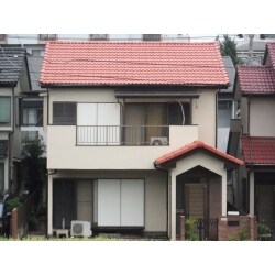 全体的な印象を変えずに外壁と屋根塗装、雨樋や破風は濃色で雨戸は白系で塗装仕上げ致しました。