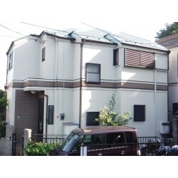 経年変化した屋根はフッ素塗料４Ｆベストで、外壁はラジカル塗料パーフェクトトップ・タイル部分はプロテクトクリヤーで塗装仕上げ
