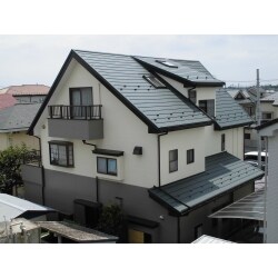 屋根を軽量金属屋根での重ね葺き、外壁は高耐候性塗料で塗装仕上げ