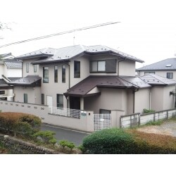 超高耐久のフッ素鋼板屋根葺き替えと雨樋交換でスッキリキリリと仕上げ