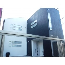 屋根は２液の遮熱塗料仕上げ、外壁は高耐候性塗料の溶剤仕上げ