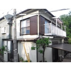 屋根葺き替え、外壁塗装、玄関ドア・門扉交換、畳交換、間仕切壁撤去の施工で内外装一新