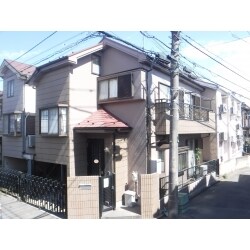 外壁はクラック補修後に高耐候性塗料で４回塗り、屋根も補修後に水性高耐候性遮熱塗料で３回塗りを雨樋、雨戸、鉄部などの付帯部も３回塗りの塗装仕上げ