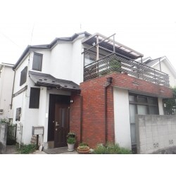 経年変化した屋根を葺き替え、雨樋とベランダ波板は交換工事