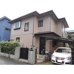 外壁は１液水性ラジカル制御形ハイブリッド高耐候性塗料パーフェクトトップ、屋根は２液弱溶剤シリコン系屋根用高日射反射率(遮熱)塗料サーモアイＳｉで塗装仕上げ