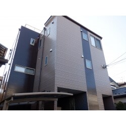 外装は１液水性ラジカル制御形ハイブリッド高耐候性塗料パーフェクトトップ、屋根は耐久性保持可能な屋根用遮熱塗料サーモアイＳｉで塗装仕上げ
