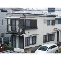 外壁を１液水性ラジカル制御形ハイブリッド高耐候性塗料パーフェクトトップ、付帯部をオールラウンドな弱溶剤シリコン系塗料ファインＳｉで塗装仕上げ。屋根は棟板金交換後に耐久性保持可能な屋根用遮熱塗料サーモアイＳｉで塗装仕上げ。ベランダ波板交換とブロック塗装仕上げ。内装ではトイレ改修と階段手摺り取り付け。


