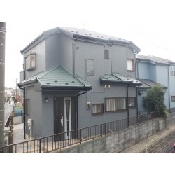 屋根を遮熱鋼板と断熱材の一体成型で抜群の耐久性能と遮熱性能発揮する超高耐久 横暖ルーフＳで重ね葺き、
外壁は１液水性ラジカル制御形ハイブリッド高耐候性塗料パーフェクトトップで塗装仕上げ、
バルコニーは弾性トップ１４で防水仕上げ。