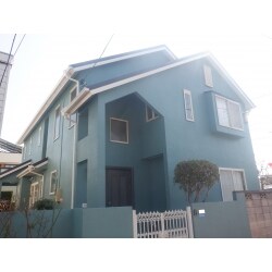 外壁と付帯部塗装、棟包とケラバ包交換補修後の屋根塗装、バルコニー防水を施工