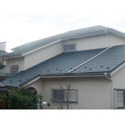 雨漏り改修として屋根重ね葺き工事と室内玄関・洋室天井重ね張り工事