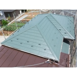 超高耐候の「フッ素樹脂遮熱鋼板」で塗膜変色・褪色保証20年対応品での葺き替えとトタン屋根塗装仕上げ