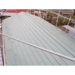 棟包み・貫板交換とケラバ取付工事後に過酷な環境下でも耐久性保持可能な遮熱塗料で屋根塗装仕上げ