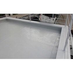 砂やホコリを掃除した後で、下地調整を行っていきます。
ひび割れ部分を補修後、塗装工事を施しました。
