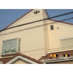 築10年程、経過している ご自宅です。
今回が初めての塗装工事でした。
外壁塗装工事・屋根塗装工事と一緒に、樋や鉄部のウレタン塗装工事、ベランダ防水工事、シーリング工事も行いました。

