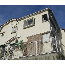築２０～２５年、経過しているご自宅です。
外壁塗装工事・屋根塗装工事と一緒に、樋や鉄部のウレタン塗装工事、シーリング工事も行いました。